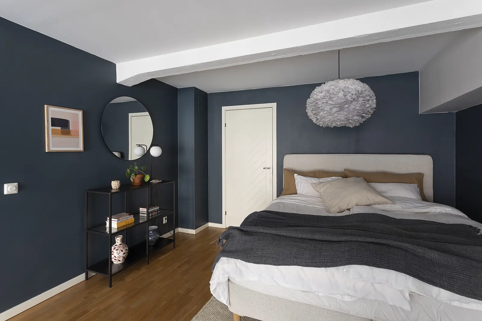 带有天窗的瑞典复式公寓房间-14