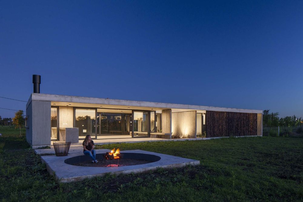 阿根廷查卡 93 号住宅 | 混凝土与木炭色遮阳篷的简约魅力-28