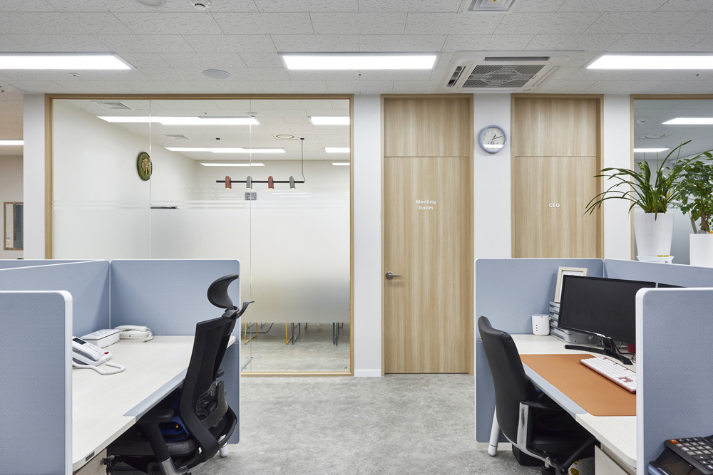 "白色与木质，31 平米知识产业中心的简洁内饰"-10