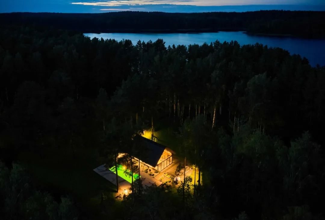 湖边森林中的钢构游泳池房丨立陶宛-44