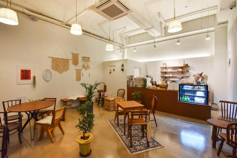 温暖 14 坪的“白色&木质”咖啡馆设计-3