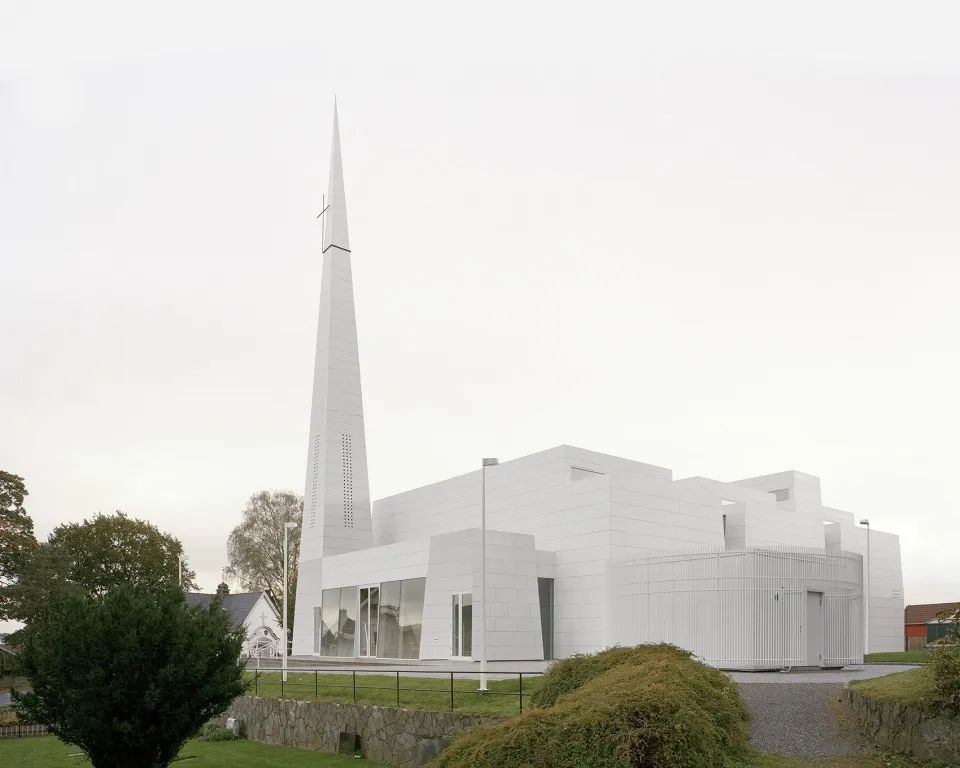 挪威波什格伦教堂 | 瓷质立面与橡木元素的有机结合-15