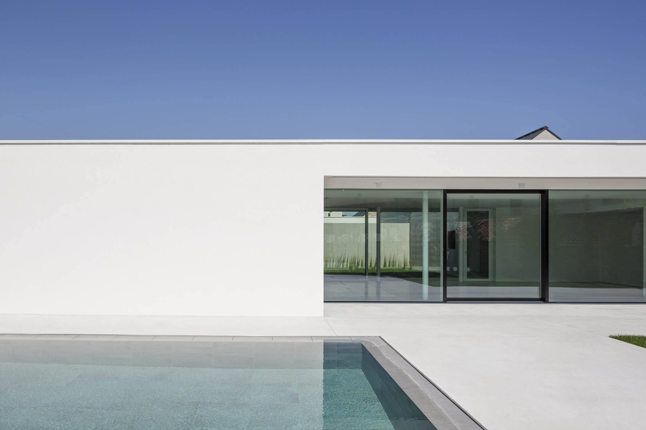 现代简约风格别墅设计，融入自然与私密空间-3