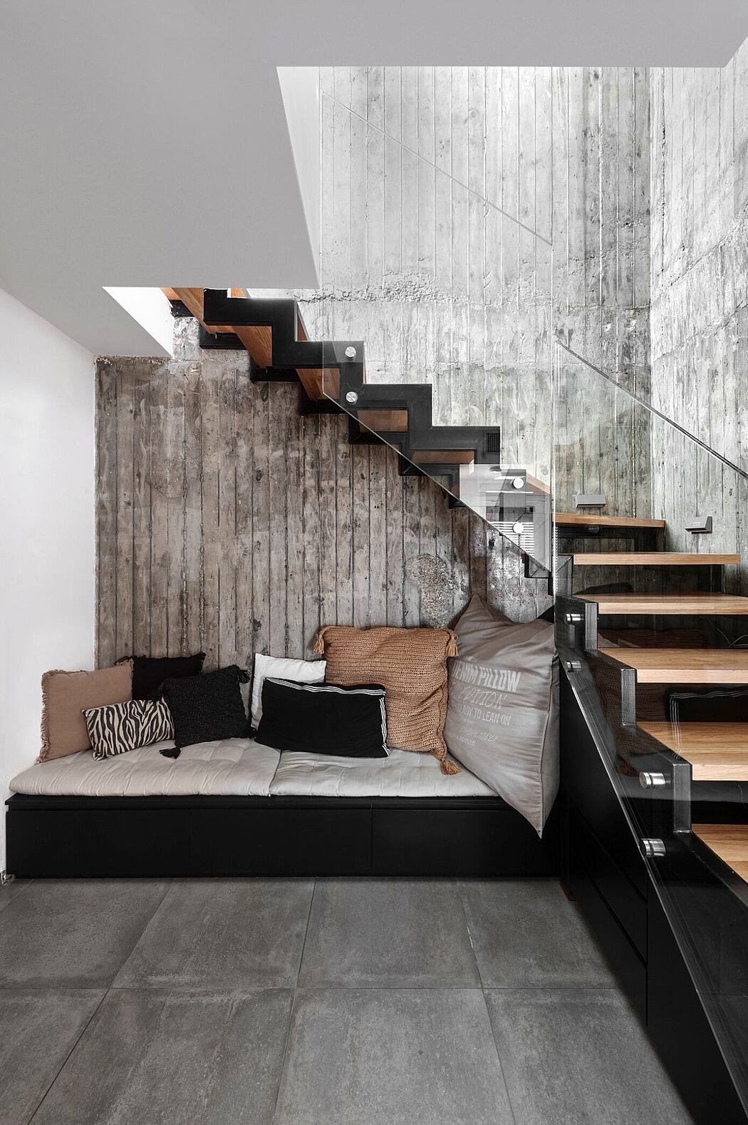 A Rooftop Apartment Overlooking Two Cities 丨 Halel Architects-4