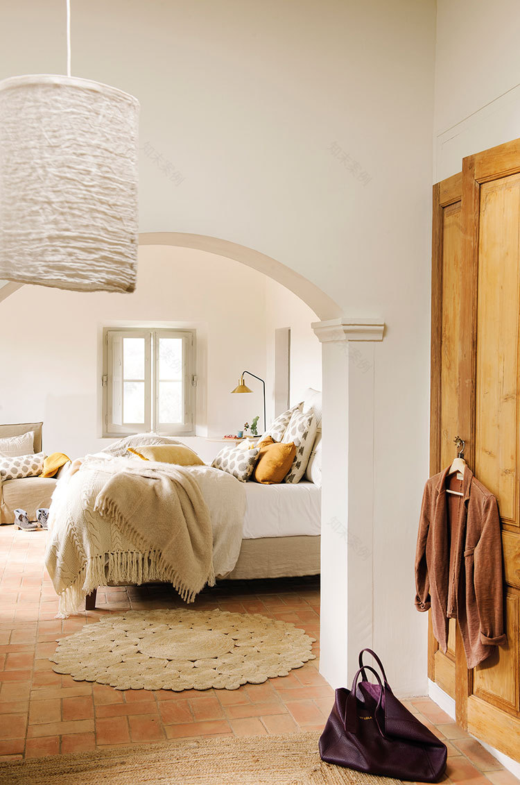 西班牙百年古宅新生,暗室变明亮空间-12