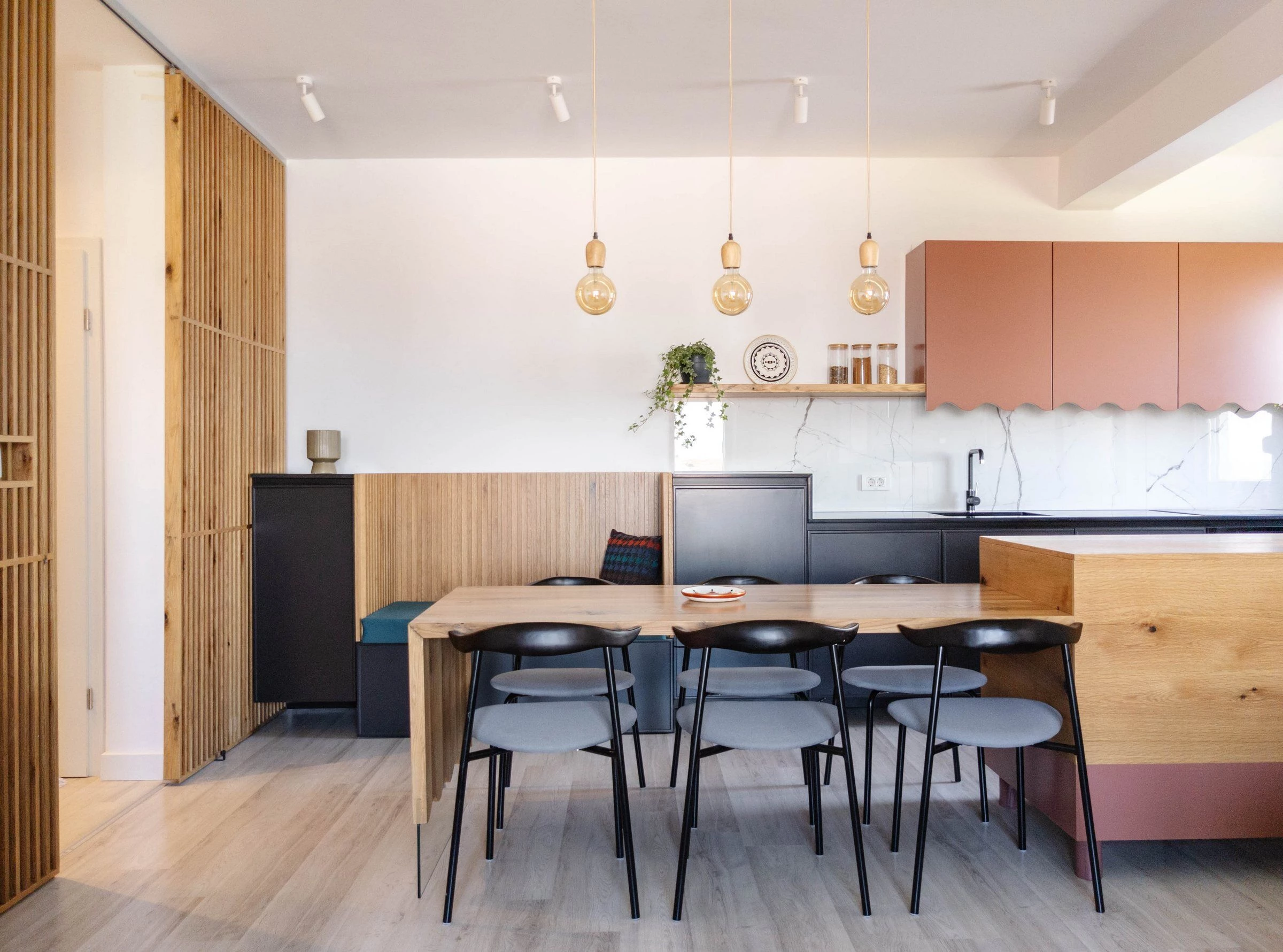 逃离现实的黑色厨房·Rozë 公寓丨普里什蒂纳-14