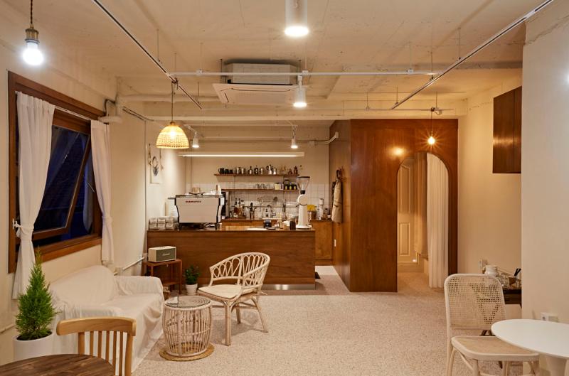 双层咖啡厅 | 白色与原木的 13 坪空间设计-2