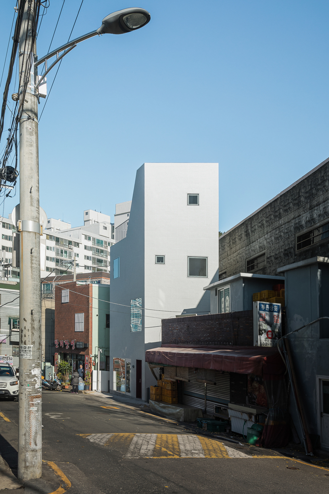 受限土地上的创意“大拇指”建筑-31