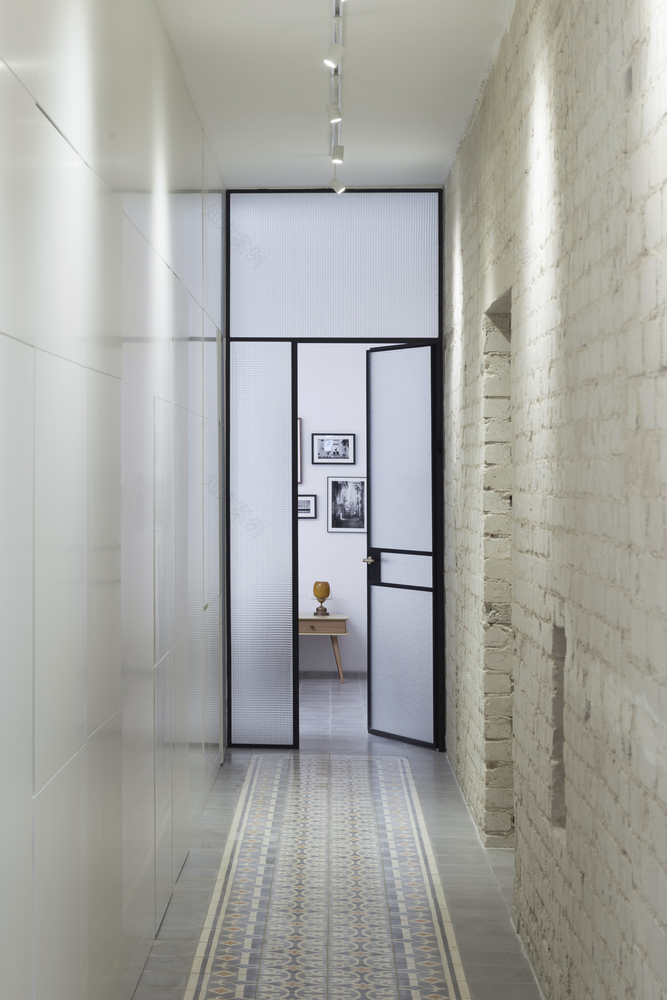 Long and Slender XS Studio for compact design-25