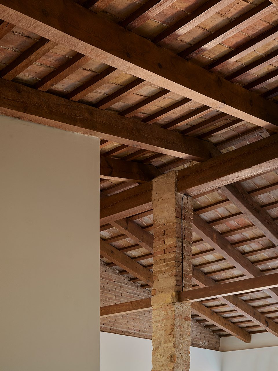 以吧台为中心的家丨西班牙丨ENDALT Arquitectes-34