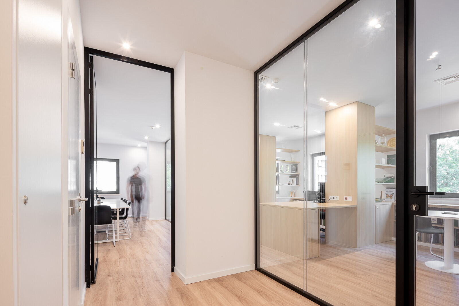 里斯本中心区的极简办公室设计-10