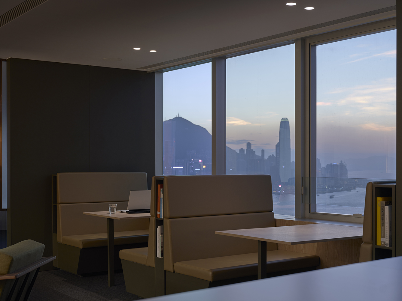 Plot Architecture Office | 白色瓷磚與 Harbor View 的完美結合-20