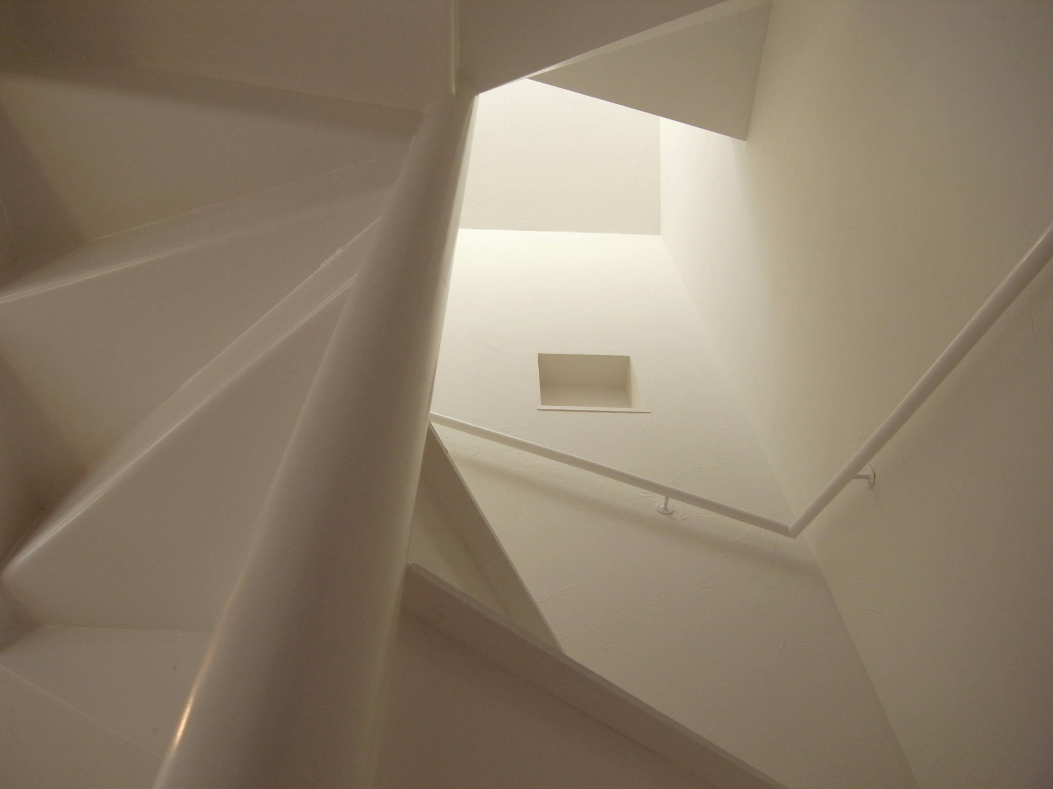 东京简约两户住宅 | 室内设计融入自然光与隐私保护-16