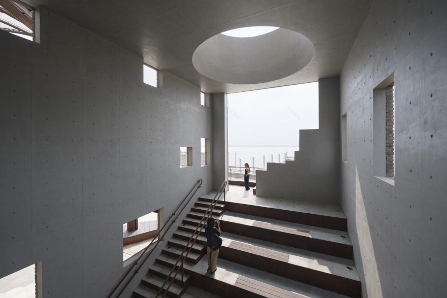 Yueyang Hualinggang Pier Tourist Center / WANG HUI | URBANUS-25