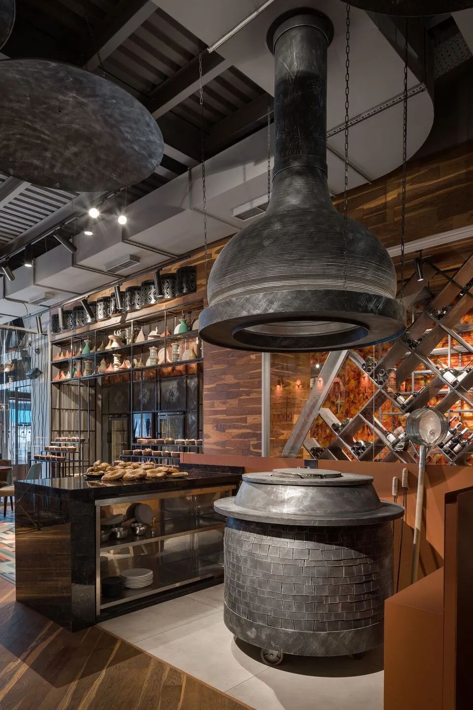 文化遗产和传统标志系统完美融合，打造出一家生动的餐厅-7