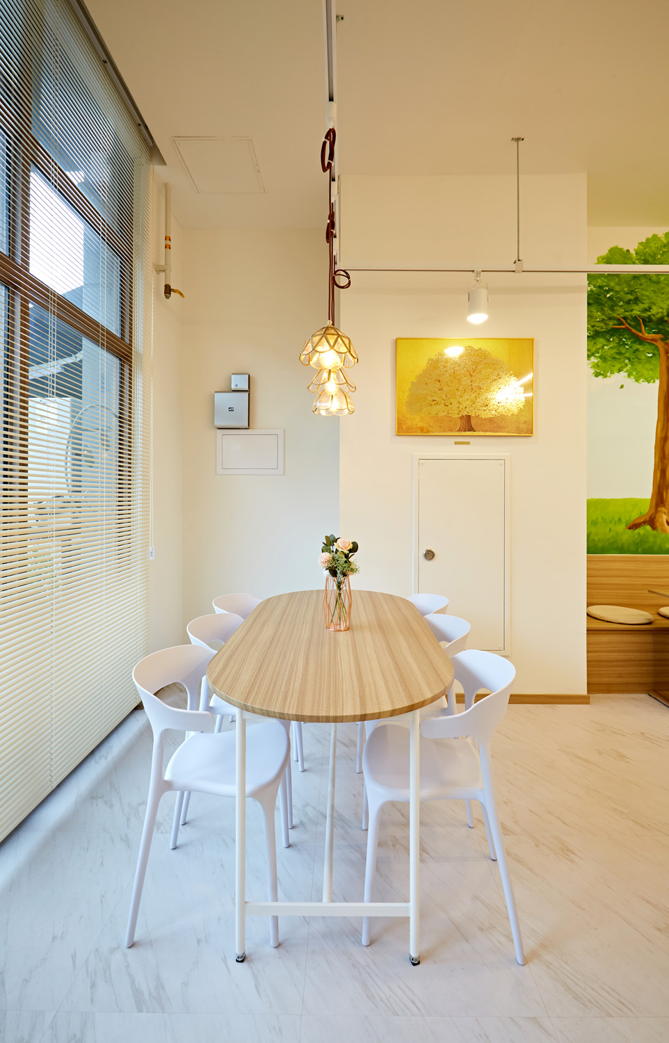 白色与木质的极简设计，10 分满分的咖啡厅-13