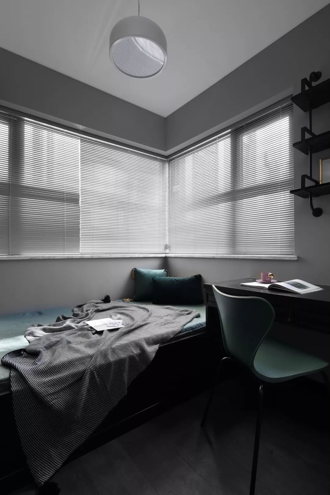 75㎡现代轻奢小三房，深色调的华丽优雅-40