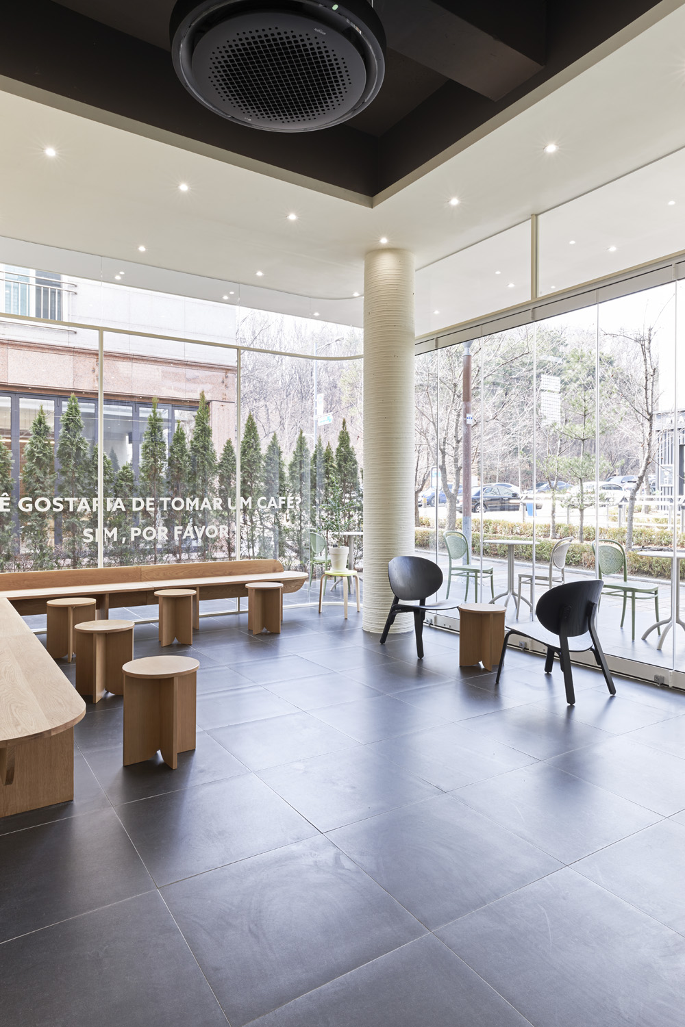 明亮的现代咖啡厅，32 平米打造舒适氛围-19