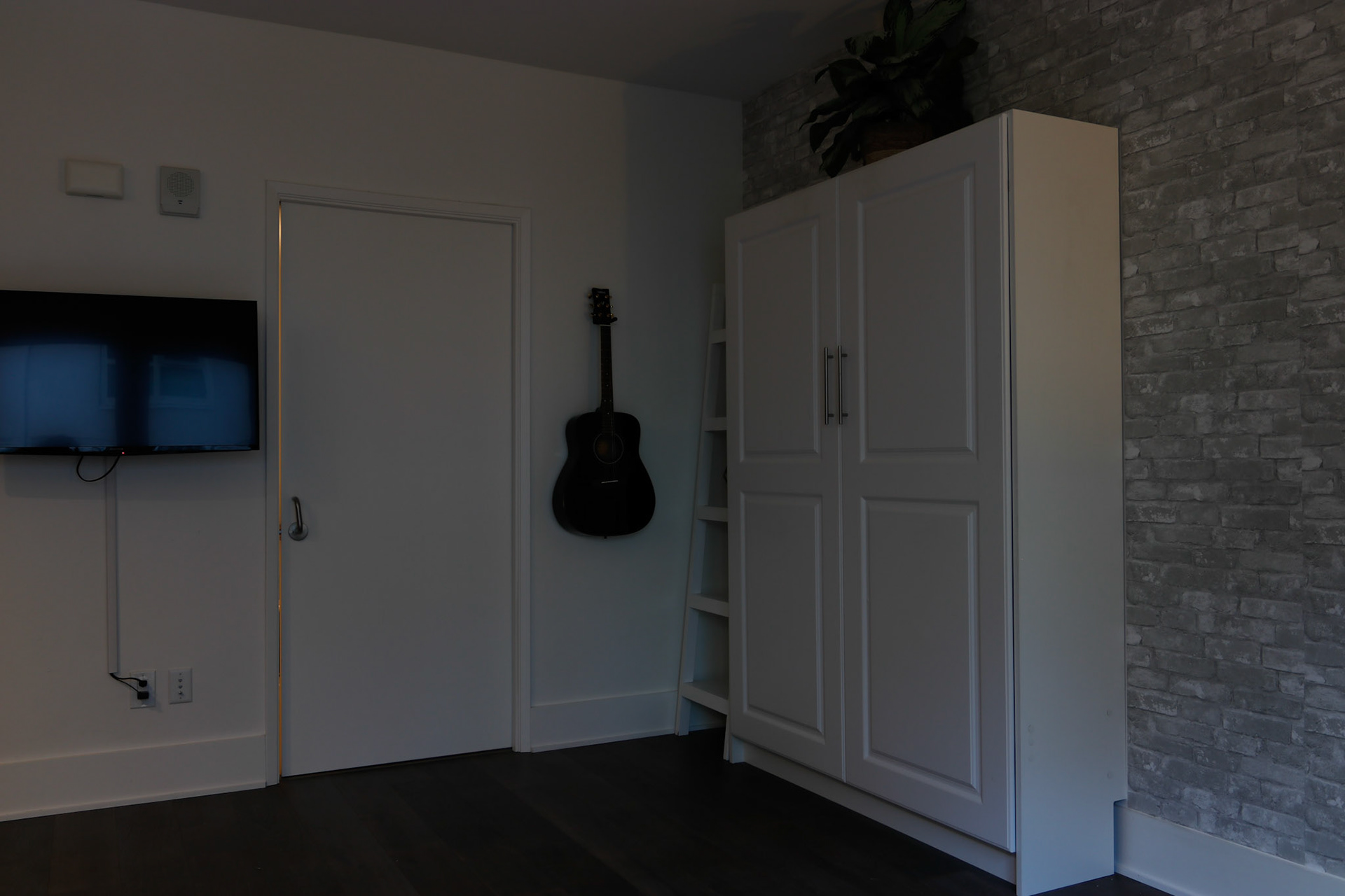 Market St, SF. 94103. AEB 5 Brackets-26