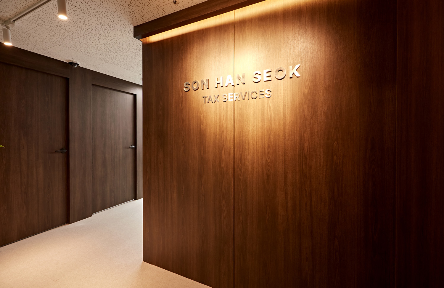 首尔高级会计师事务所的现代极简内饰设计-2