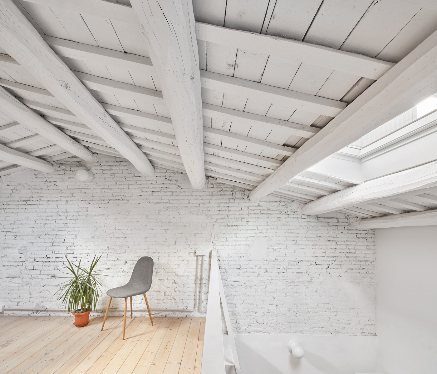 82SAN 分隔墙之间房屋的修复与扩建丨西班牙丨Vallribera Arquitectes-24