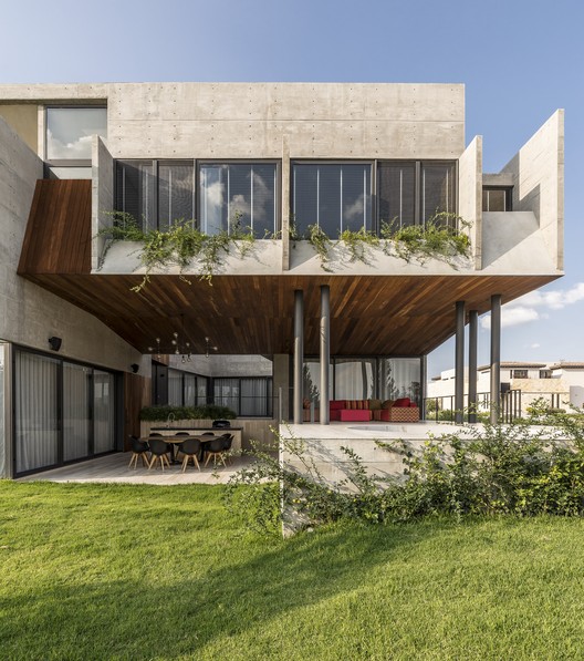 封闭社区内的内向型家居巨石——DeLunna House-20