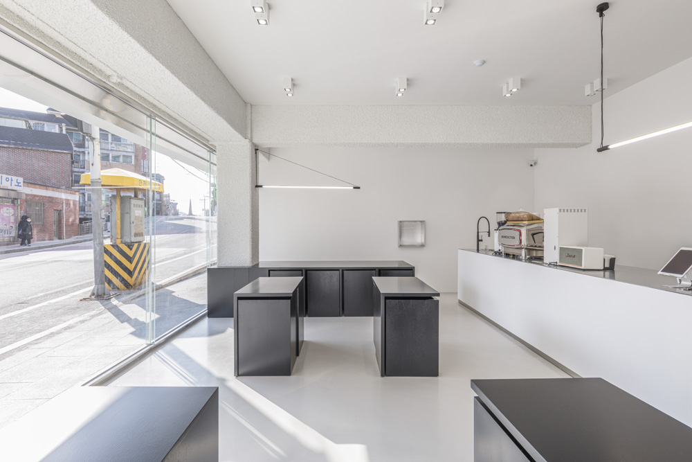 20 平米黑白极简咖啡馆设计，玩转空间魔法-8