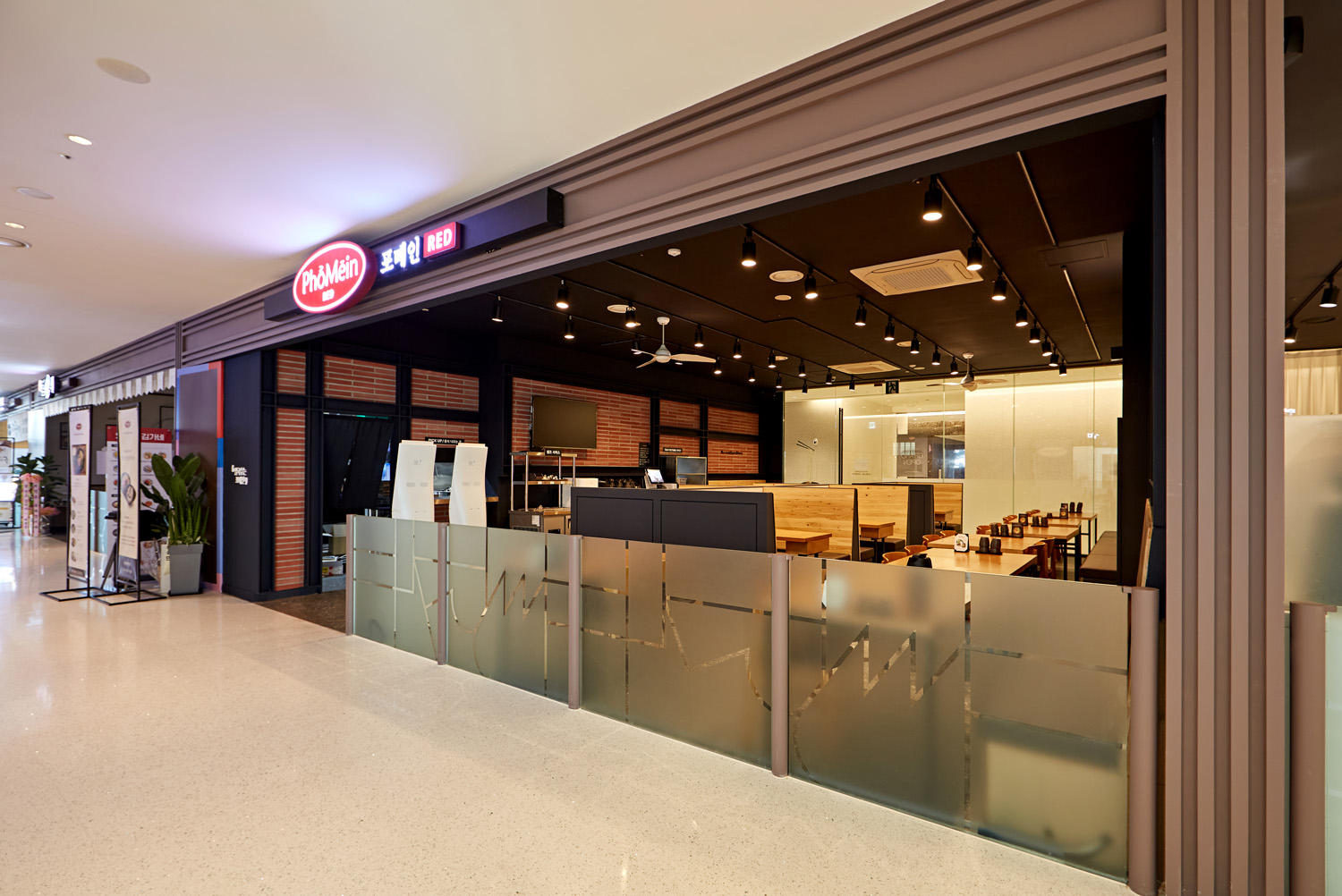 15 平米极简卧室 | 红色主题的精致设计-14