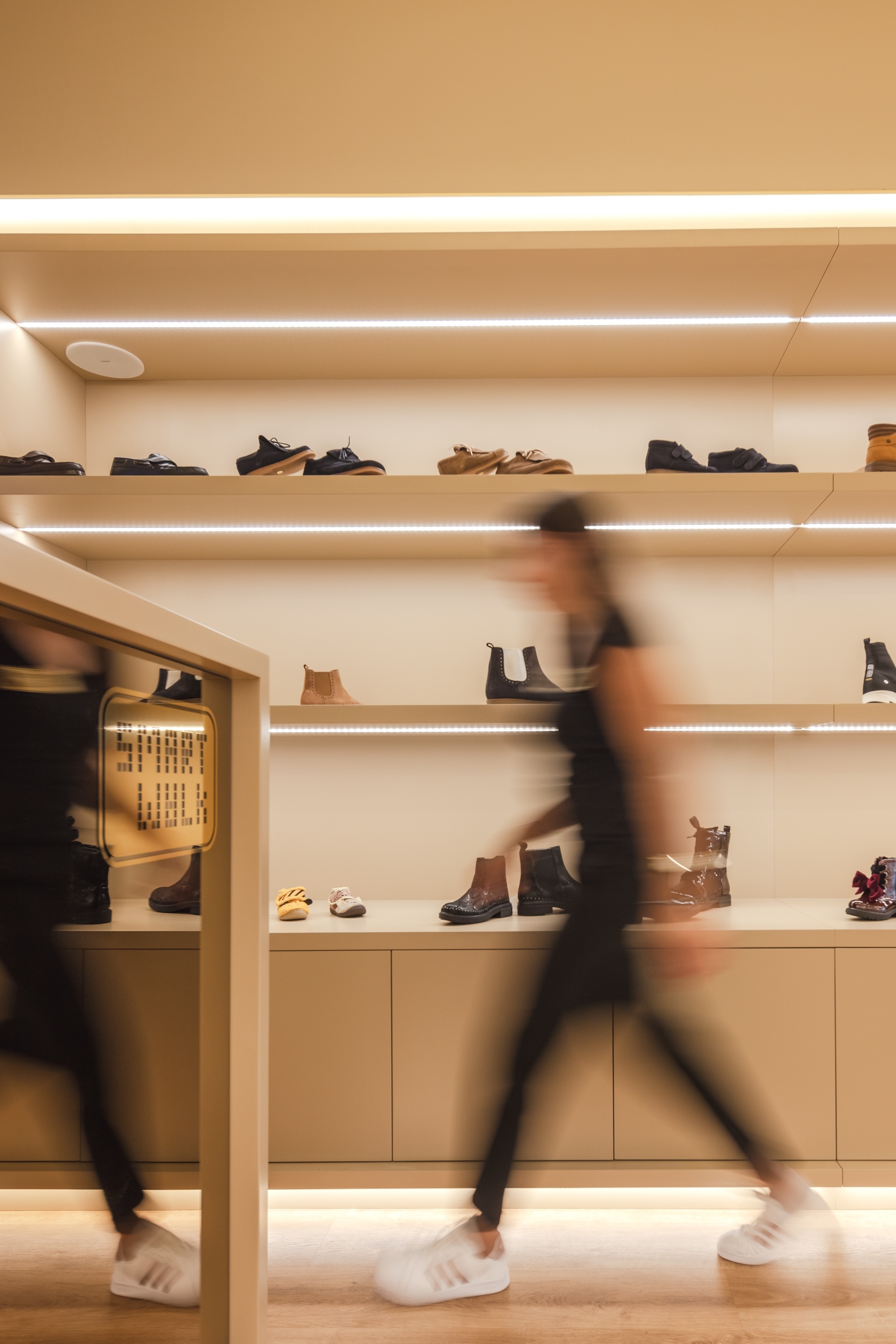 葡萄牙 Vila Conde 鞋店 | 简约设计展现空间魅力-1