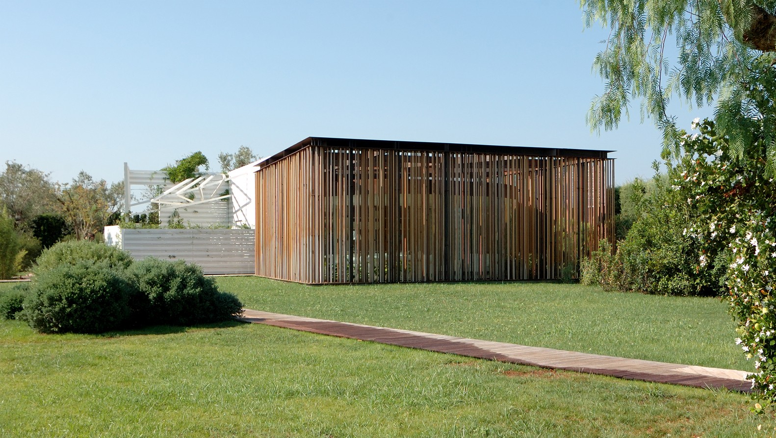 长泽英德装置艺术融入自然,打造水上花园住宅-13