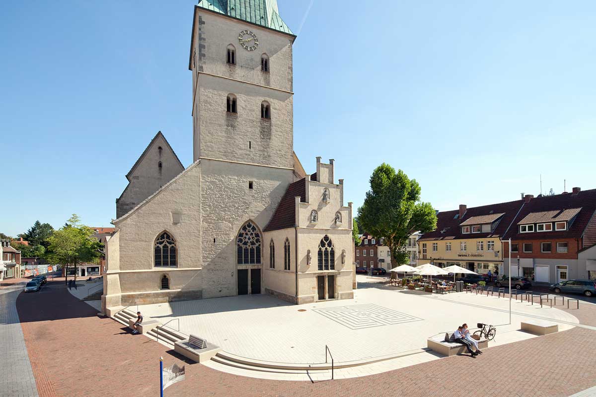 德国 Borken 圣雷米吉乌斯教堂广场的现代改造-4