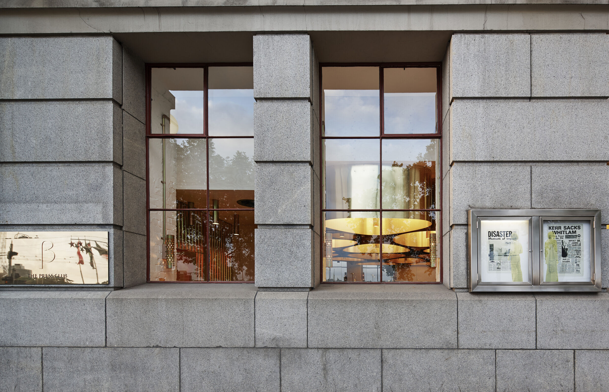 弧形纤维玻璃塑造的音响餐厅——墨尔本“Press Club”-15