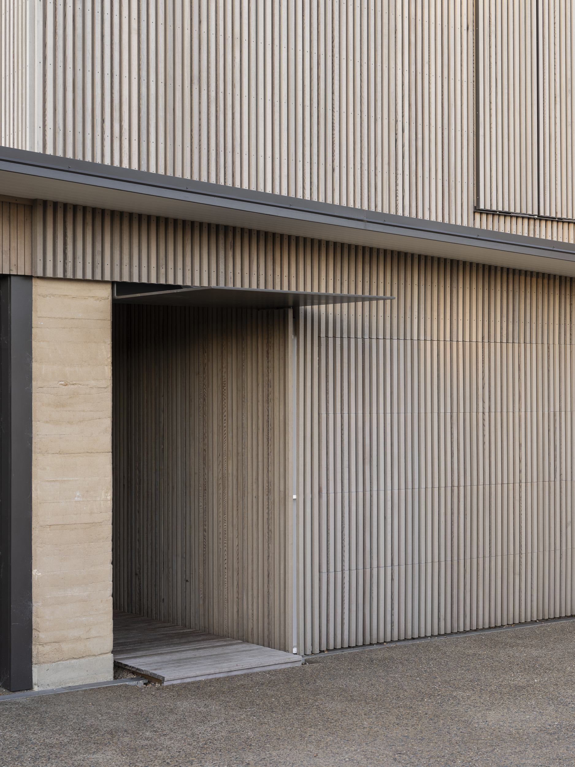 土屋；土房；地屋

注：Earth House常见有表示用泥土等建造的房屋这类意思，土屋土房较为契合生活中常见说法；地屋在一些特定语境下表达建在地面下或与土地紧密结合的房屋也合理，由于不清楚具体语境，难以给出绝对唯一准确翻译，如果有更详细语境信息，烦请提供 丨新西兰奥克兰丨Adele McNab Architects-9