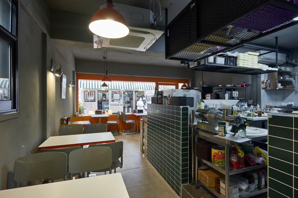 20 平米橙色亮点披萨店，打造极致室内空间-9