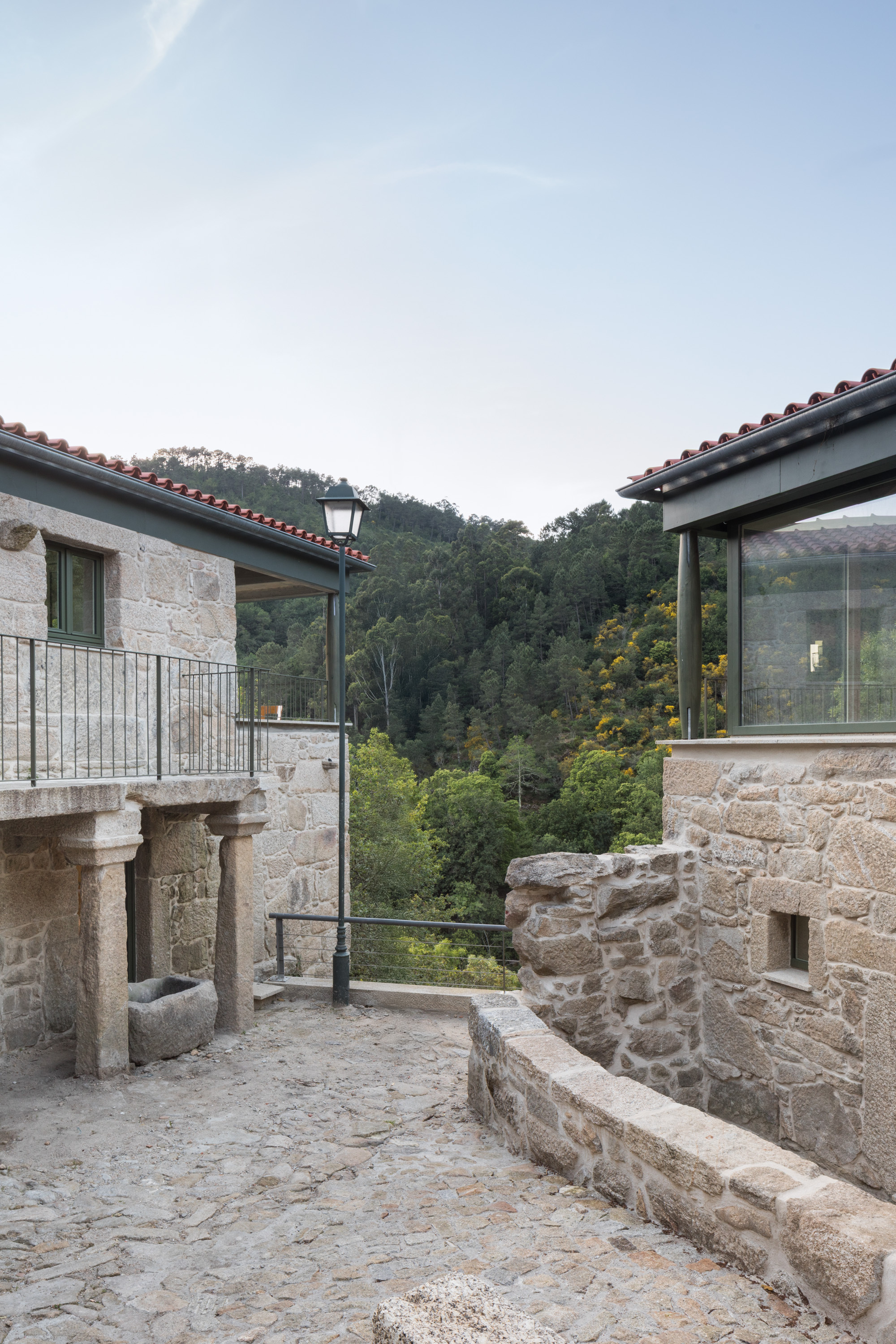 姊妹屋；姊妹楼（需结合具体语境确定最合适的表达，这里假设在描述建筑等场景下） 丨葡萄牙丨oitoo-22