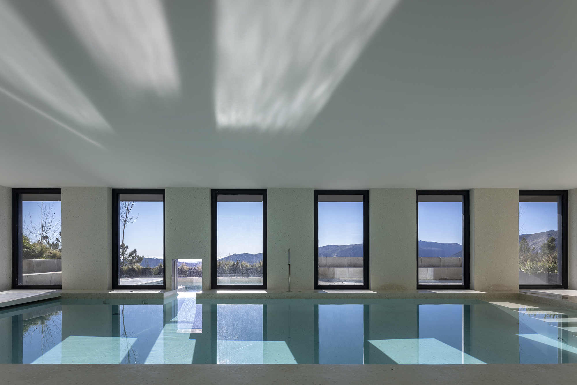 葡萄牙山区酒店融入本土文化,呈现现代与传统之美-10