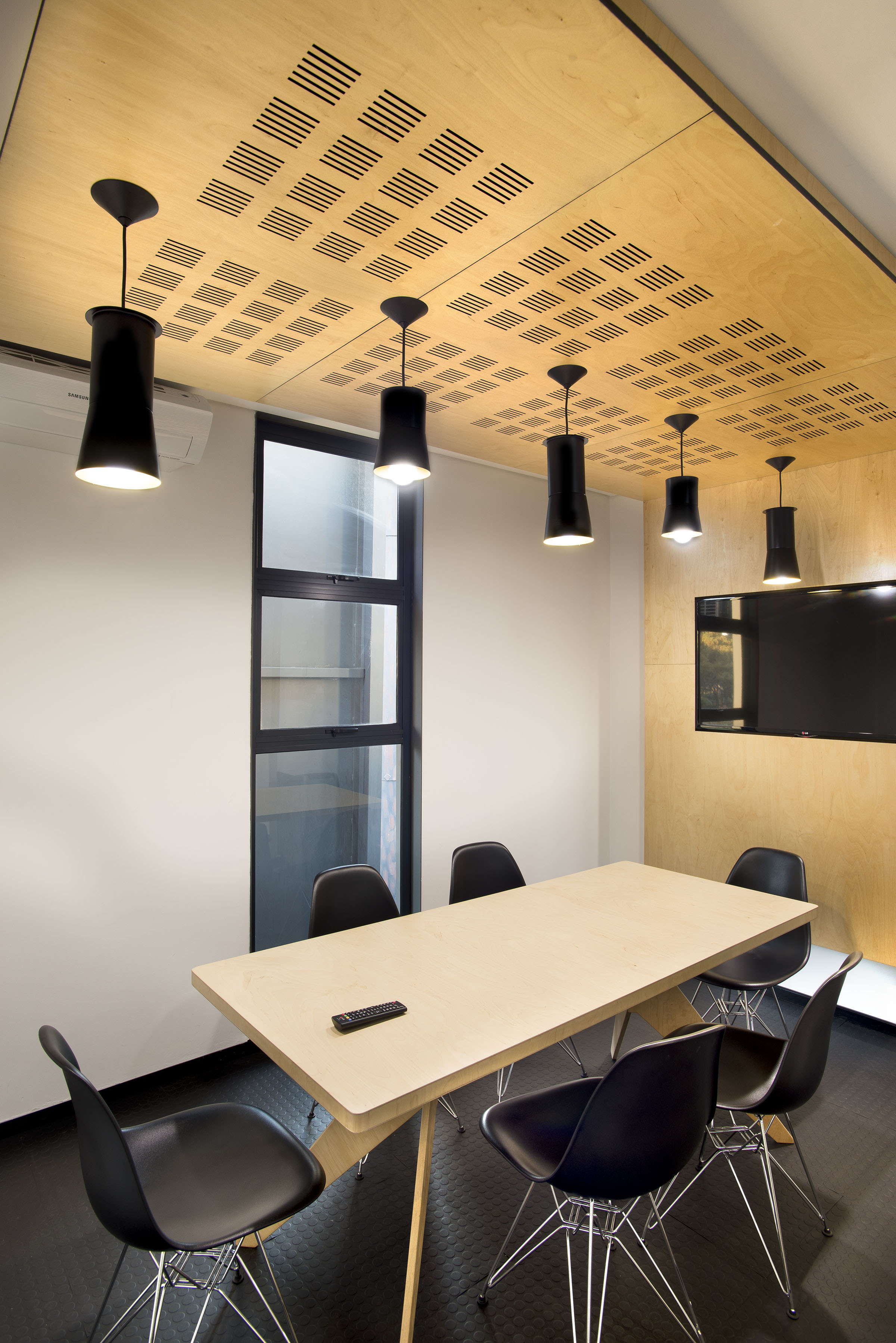 集装箱里的绿色咖啡空间-17