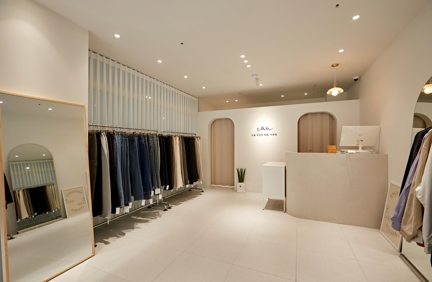 温馨 12 平女性服饰店，诠释白色与木纹之美-3