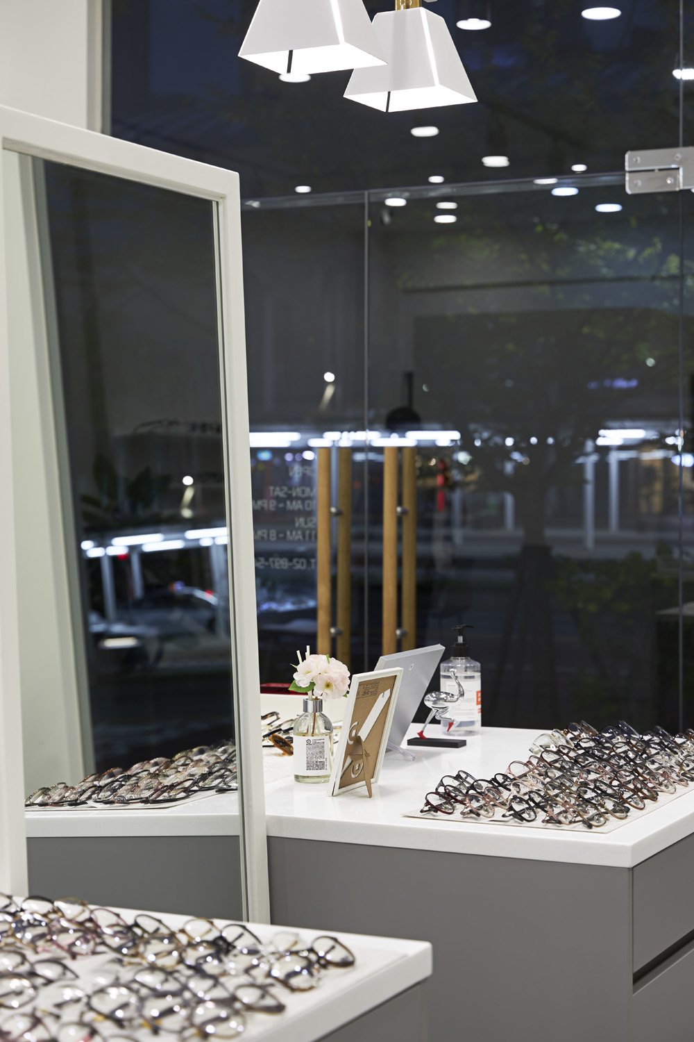 白色与灰色的极简空间 | 奥斯特里奇安景的眼镜店设计-14