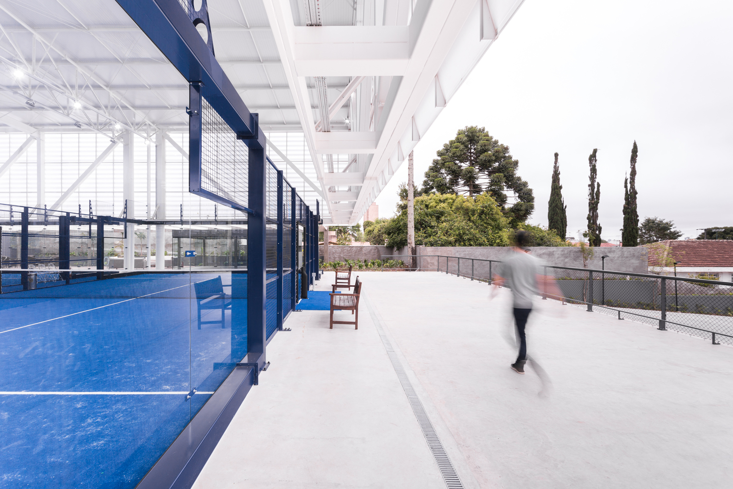 巴西 Curitiba 新 Padel Pavilion · 透明绿意运动天地-40