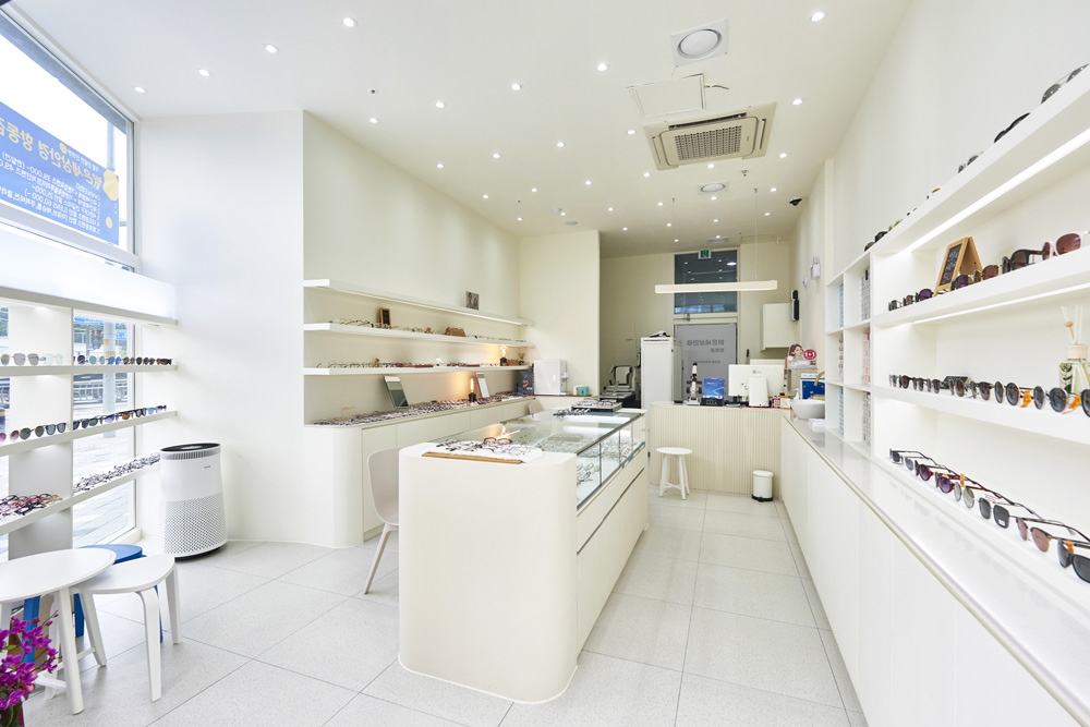 明亮世界眼镜店 | 白色调的 11 平米眼镜展示空间-3