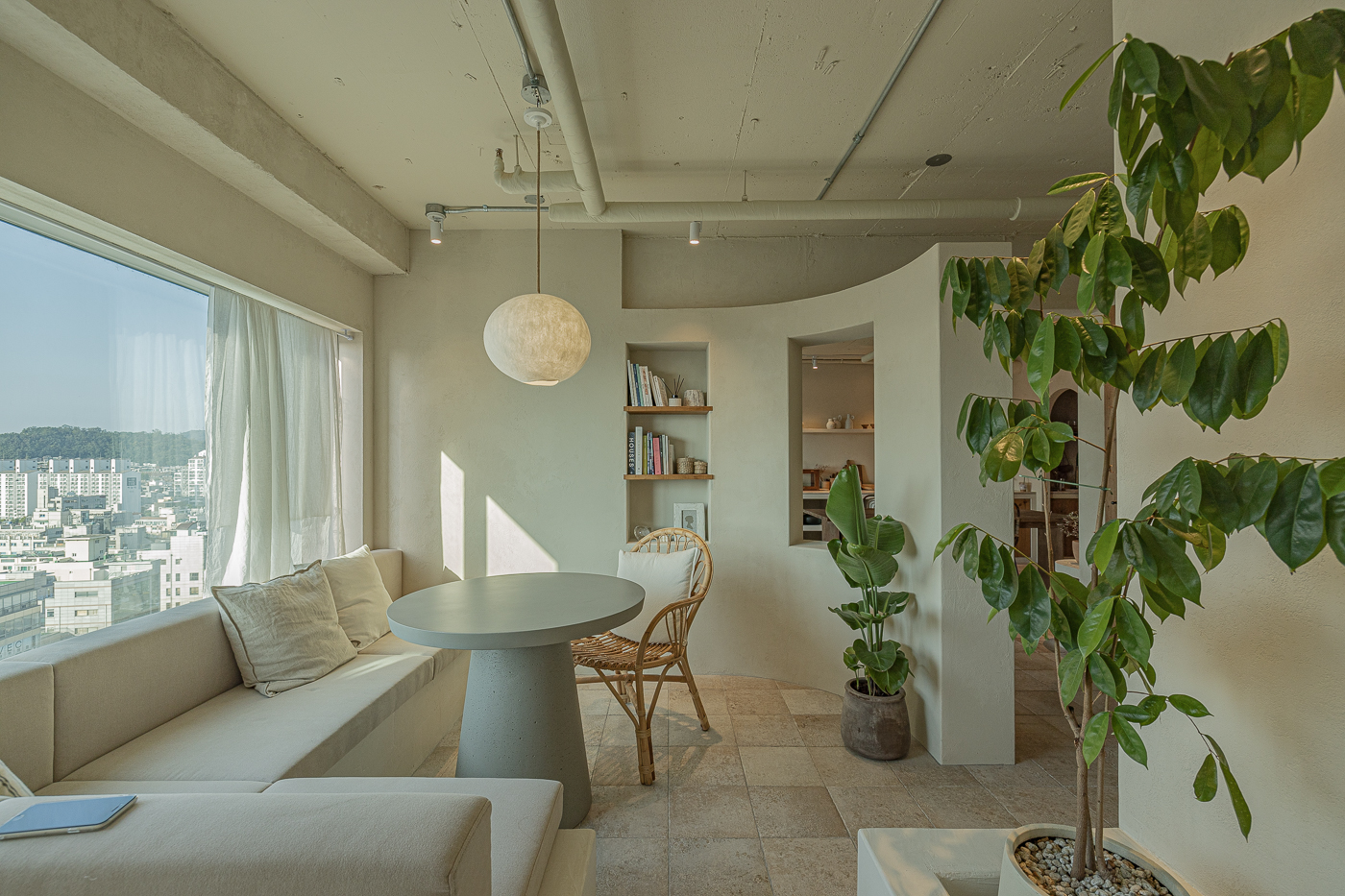 白色调的极简主义 | 200 平米的现代豪华公寓-2