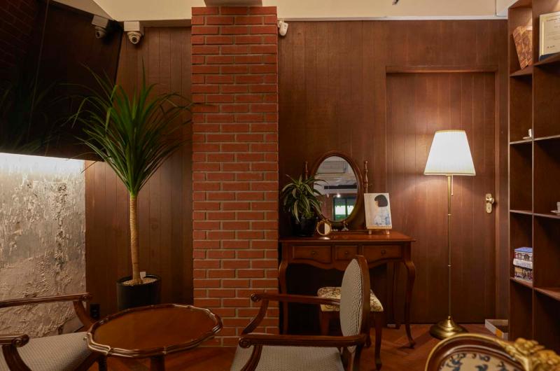 现代简约 22 平米咖啡厅，大理石与木头的温馨空间-12