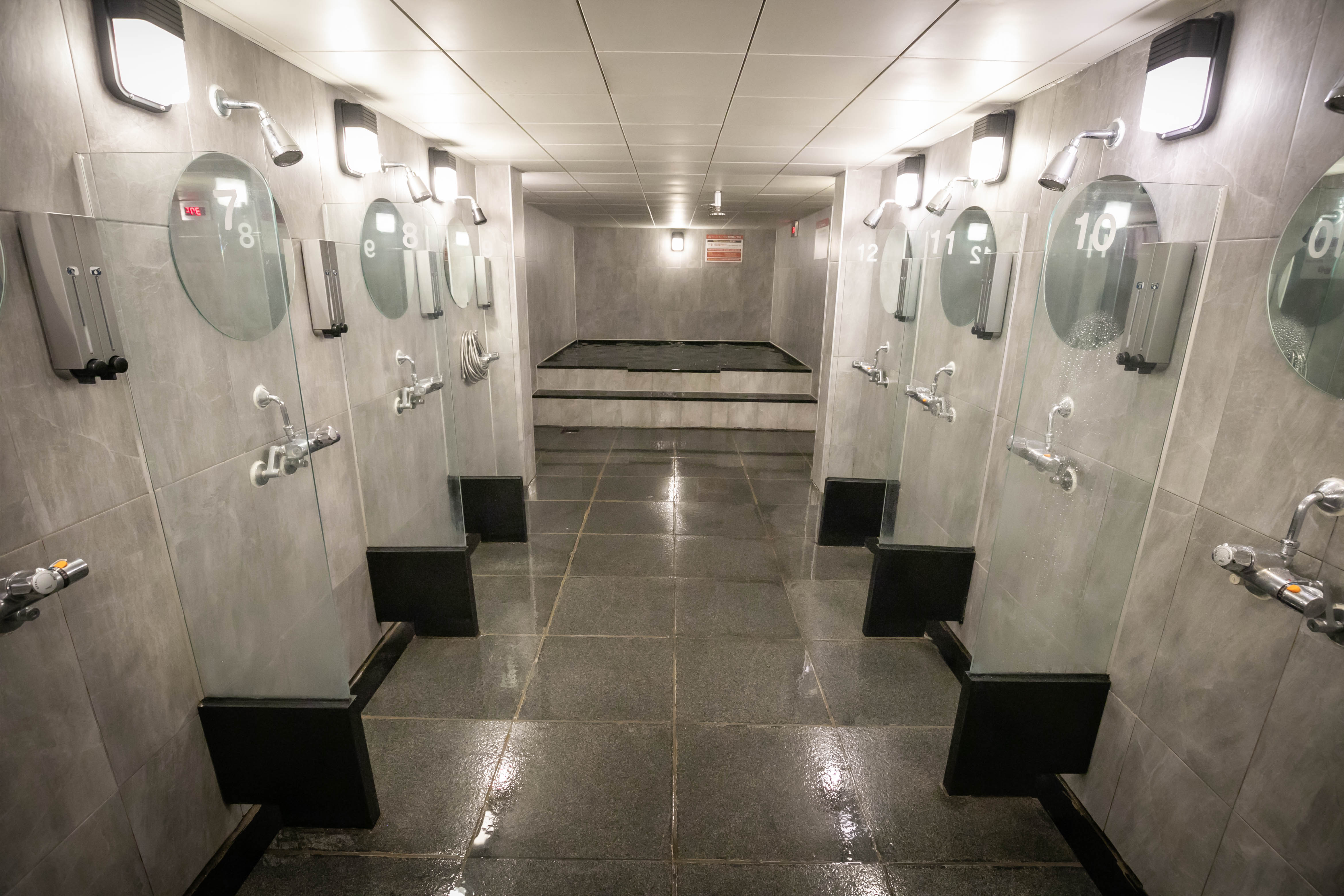 现代工业风格的健身中心设计-15