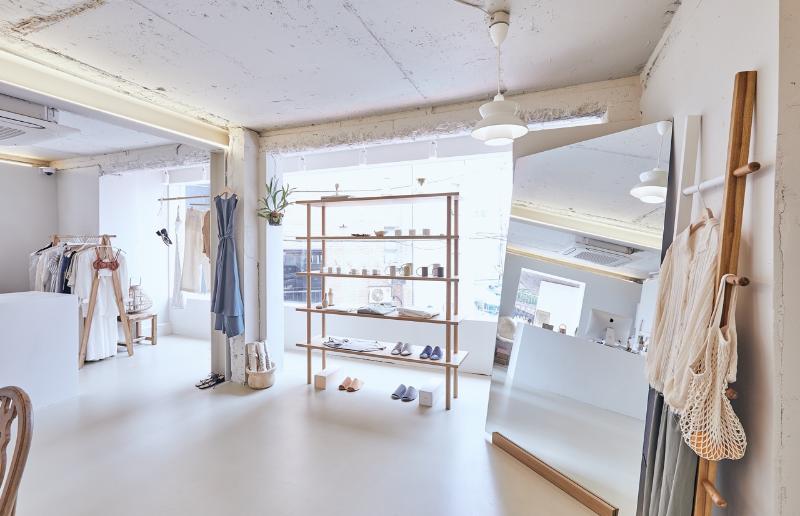 极简 28 平服装品牌展示空间-4