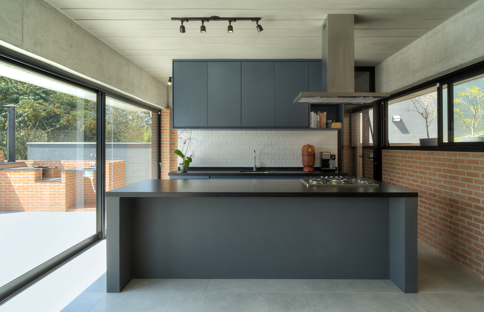 巴西 Centro Arquitetura APF House，融入自然的别墅设计-27