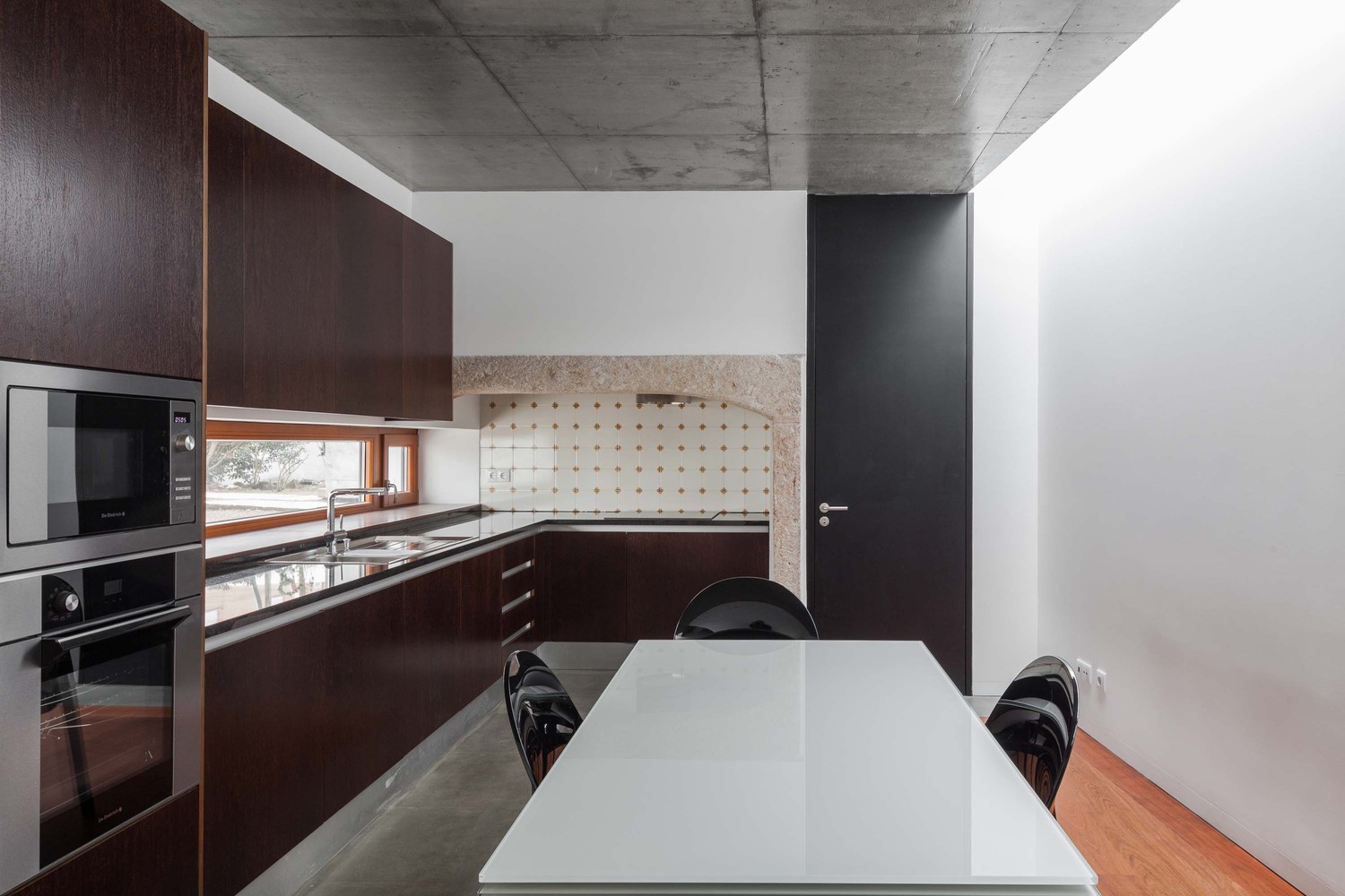 里斯本洛里什住宅 · 旧建筑新生命,彩色空间营造生活美学-25