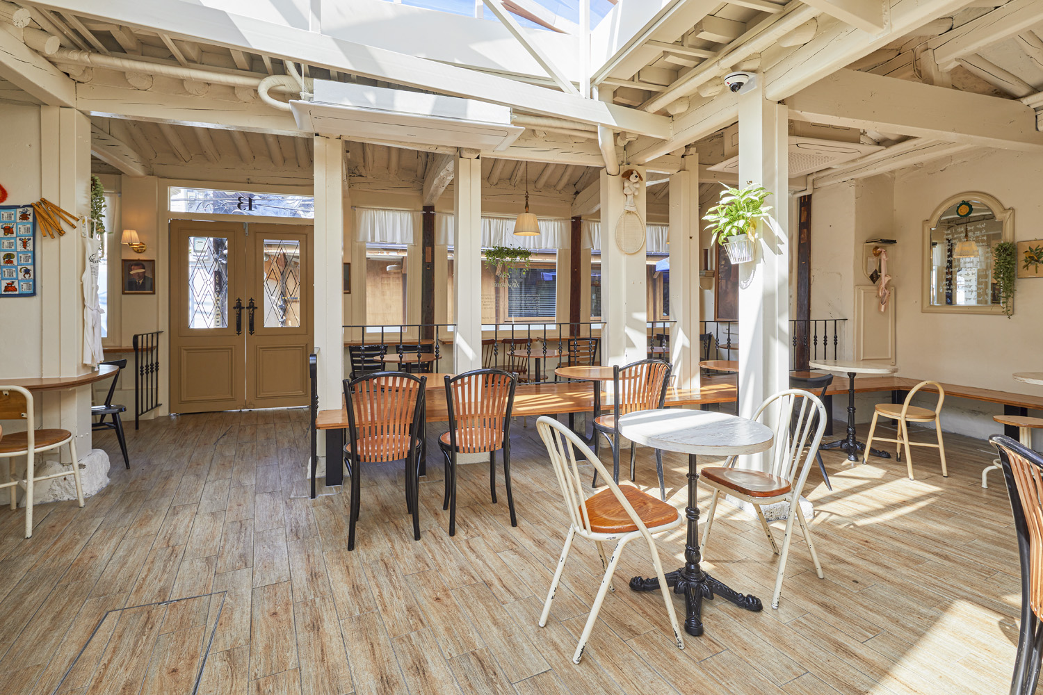 45 平米家居模型咖啡厅，打造温馨宜居艺术空间-10