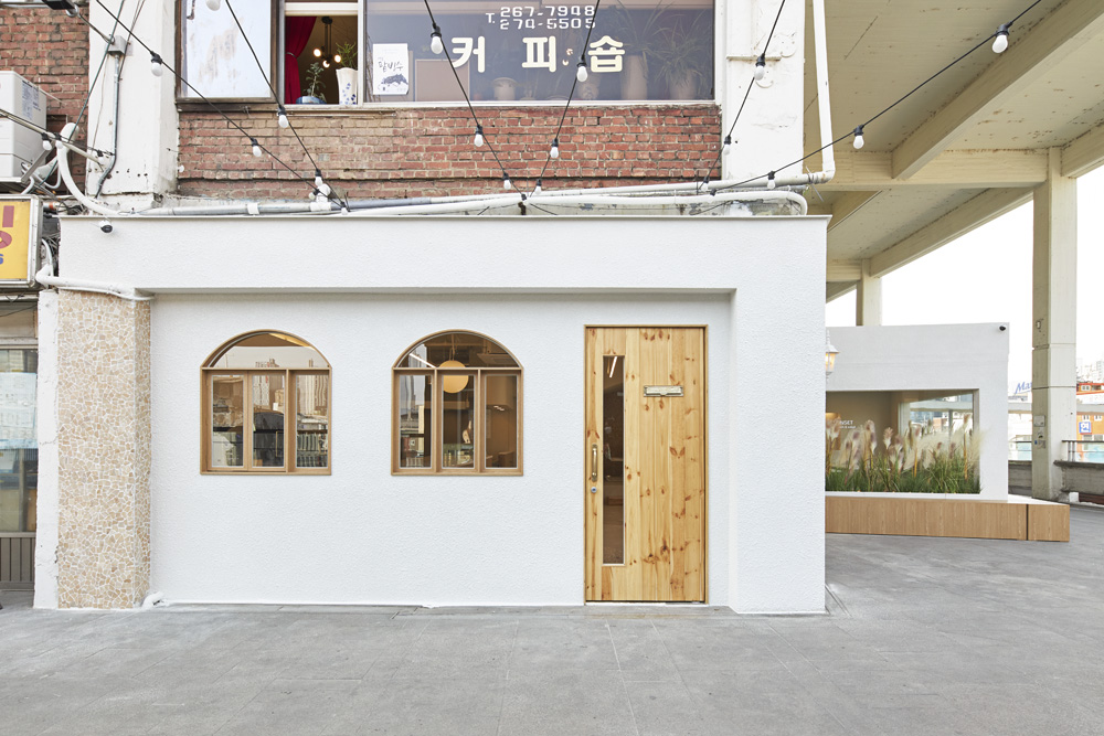 白色与木纹的优雅融合 | 15 坪小空间的精美咖啡厅设计-3