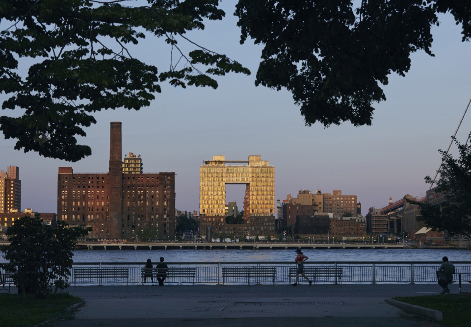 纽约布鲁克林 325 Kent 公寓，工业风设计融入社区-39